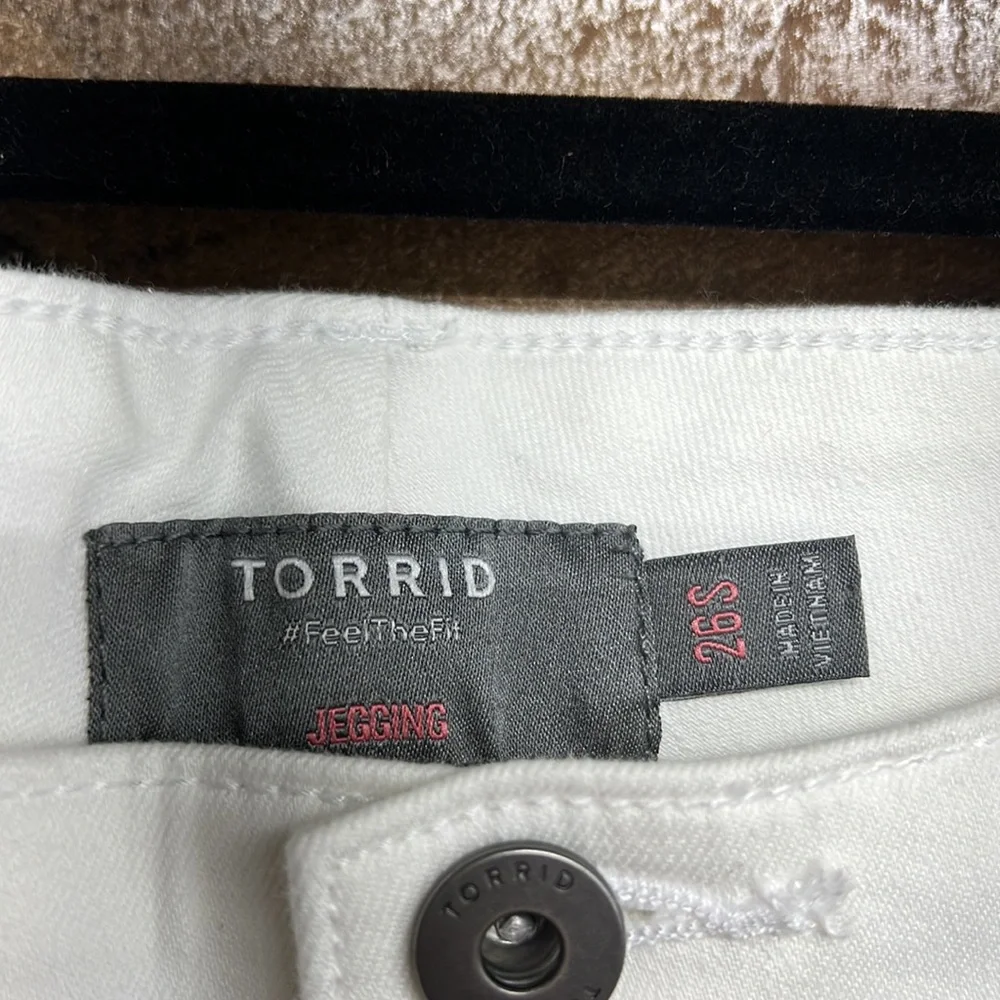 NWT Torrid‎ Jeggings White Distressed Jeans Women's Size 26 Short - Picture 3 of 5